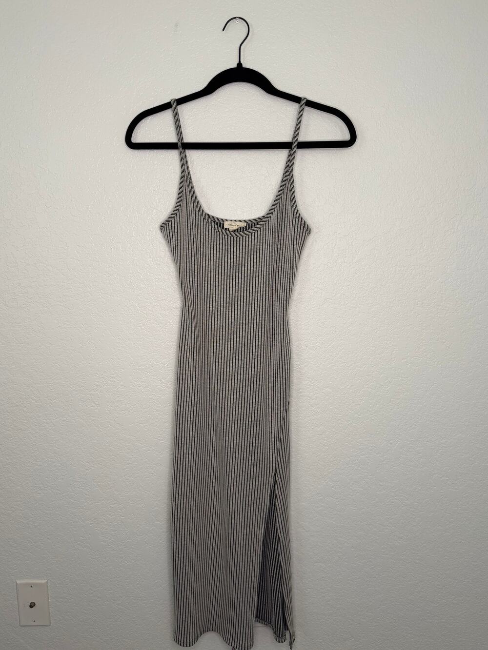 silence + noise UO Gray Striped Form‑Fitting Midi Dress – Size Medium
